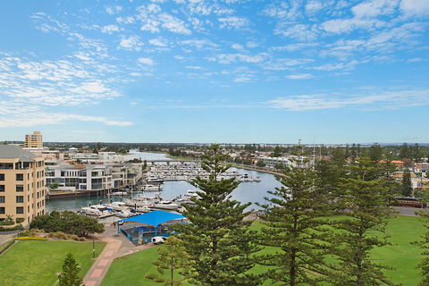 Beachside Luxury & Comfort, Ocean Views In Glenelg - Tourism Guide 4
