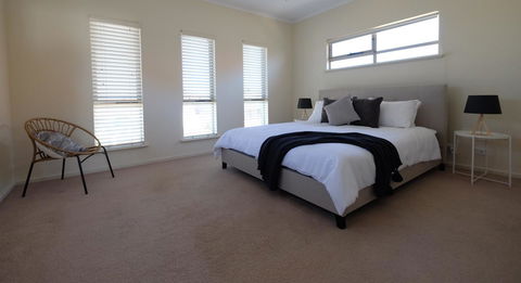 Ochre Point Beach House On Moana Seafront - Travel Search 8