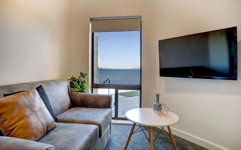Limani Motel - Travel Search 6
