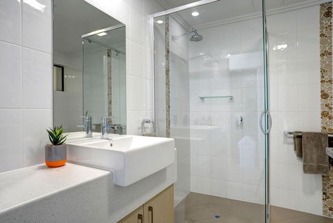 Limani Motel - Travel Search 3