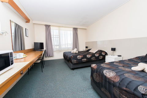 Blue Lake Motel - Travel Search 12