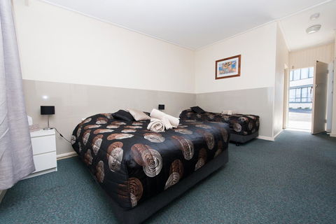 Blue Lake Motel - Travel Search 11