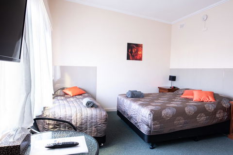 Blue Lake Motel - Travel Search 16