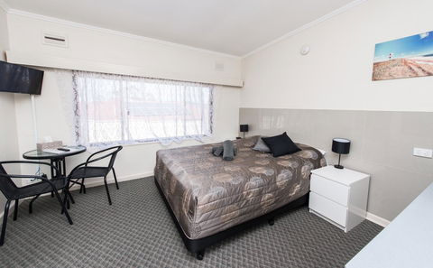 Blue Lake Motel - Travel Search 7