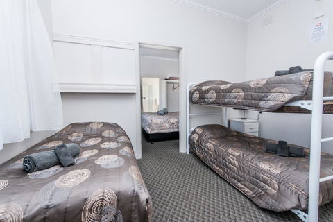 Blue Lake Motel - Travel Search 8