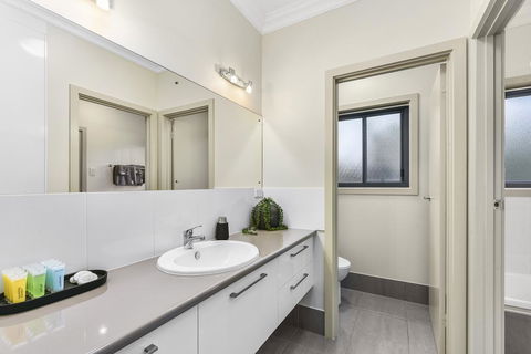 Accommodation On Lansell 2 - Travel Search 10
