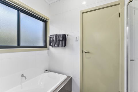 Accommodation On Lansell 2 - Travel Search 11