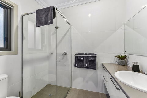 Accommodation On Lansell 2 - Travel Search 5
