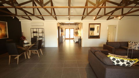 Irongate Studio B&B - Travel Agents 1