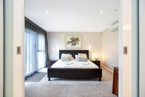 Esplanade Escape - Travel Search 35