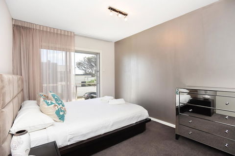 Esplanade Escape - Travel Search 13