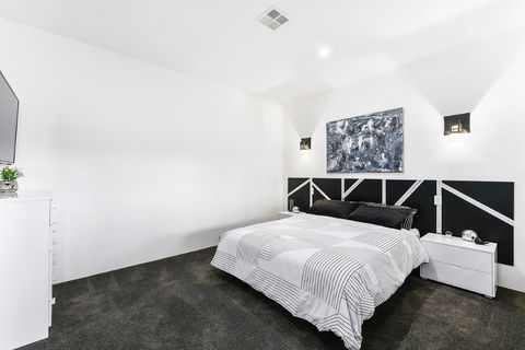 KENNEDY EXECUTIVE TOWNHOUSE - Tourism Guide 2