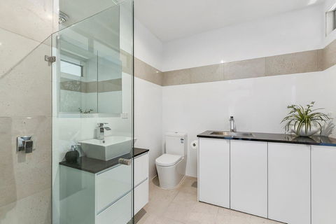 KENNEDY EXECUTIVE TOWNHOUSE - Tourism Guide 5