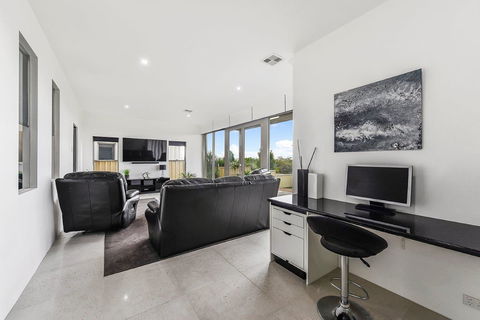 KENNEDY EXECUTIVE TOWNHOUSE - Tourism Guide 16