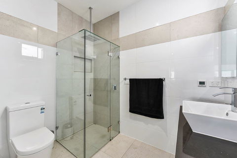 KENNEDY EXECUTIVE TOWNHOUSE - Tourism Guide 7