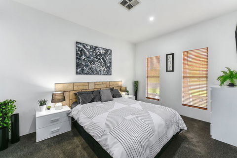KENNEDY EXECUTIVE TOWNHOUSE - Tourism Guide 4