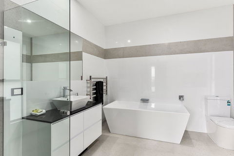 KENNEDY EXECUTIVE TOWNHOUSE - Tourism Guide 1