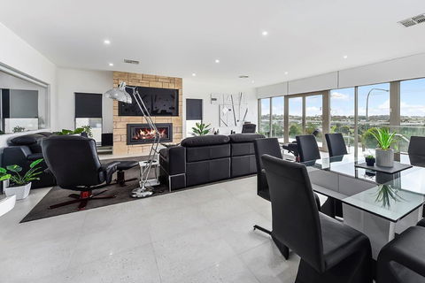 KENNEDY EXECUTIVE TOWNHOUSE - Tourism Guide 19