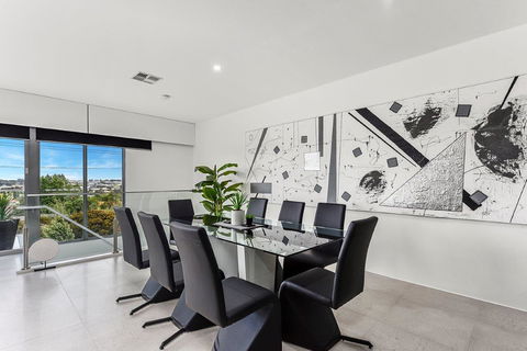 KENNEDY EXECUTIVE TOWNHOUSE - Tourism Guide 10