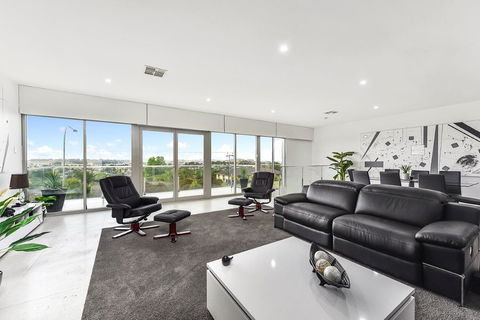 KENNEDY EXECUTIVE TOWNHOUSE - Tourism Guide 13