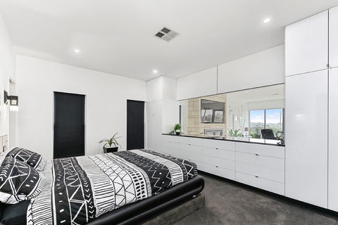 KENNEDY EXECUTIVE TOWNHOUSE - Tourism Guide 11