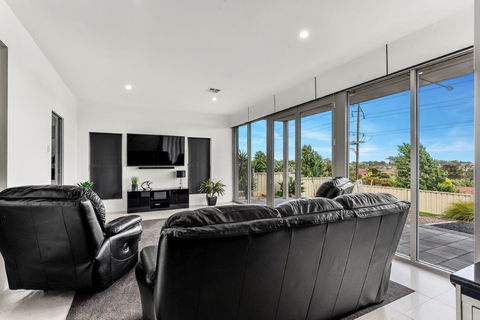 KENNEDY EXECUTIVE TOWNHOUSE - Tourism Guide 14