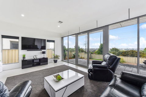KENNEDY EXECUTIVE TOWNHOUSE - Tourism Guide 18
