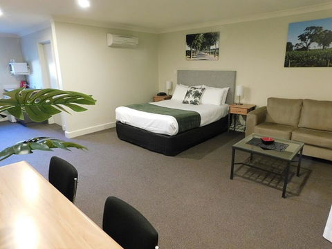 Alexander Cameron Suites - Tourism Guide 8