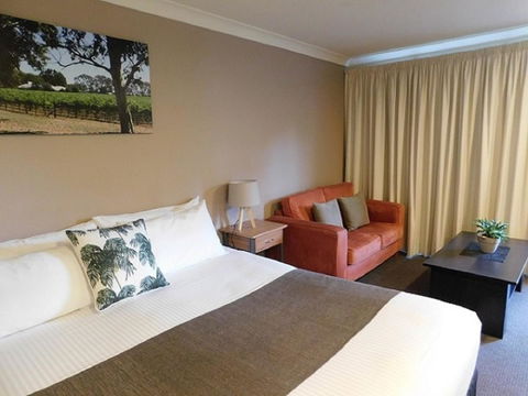 Alexander Cameron Suites - Tourism Guide 11