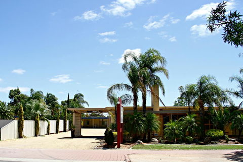 Renmark Motor Inn - Cruises Travel 12