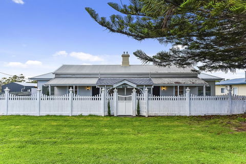 Railway Cottage In Beachport - Cruises Travel 4