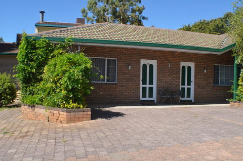 Deer Park Motor Inn Armidale - Cruises Travel 37