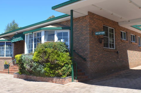 Deer Park Motor Inn Armidale - Cruises Travel 24