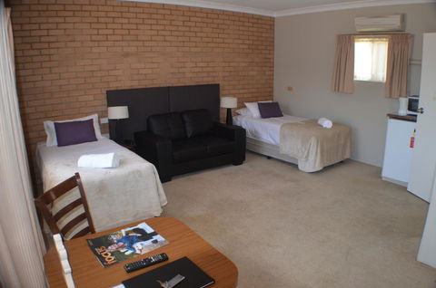 Deer Park Motor Inn Armidale - Cruises Travel 11