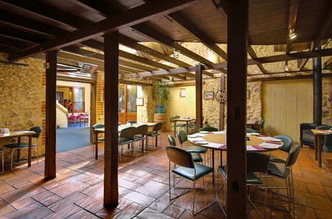 Victoria Hotel Strathalbyn - Cruises Travel 12