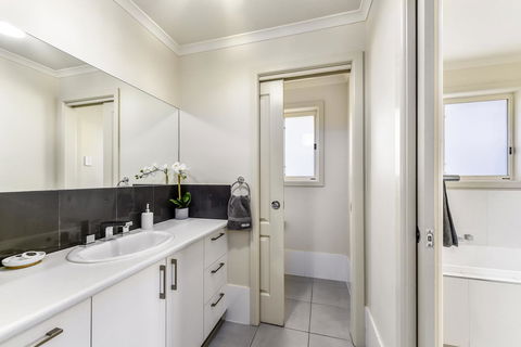City Fringe Apartment B, Mount Gambier - Travel Search 3
