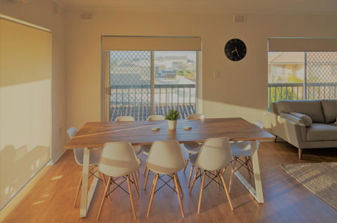 Henley Beach South, Amazing Views, Huge Private Balcony! - Travel Search 10