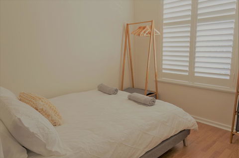 Henley Beach South, Amazing Views, Huge Private Balcony! - Travel Search 4