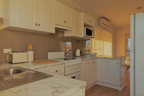 Henley Beach South, Amazing Views, Huge Private Balcony! - Travel Search 16