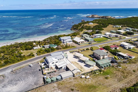 Rocks Retreat House With Sea Views - Travel Agents 17