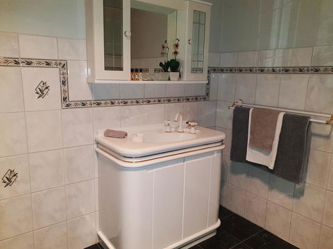 Rocks Retreat House With Sea Views - Travel Agents 15