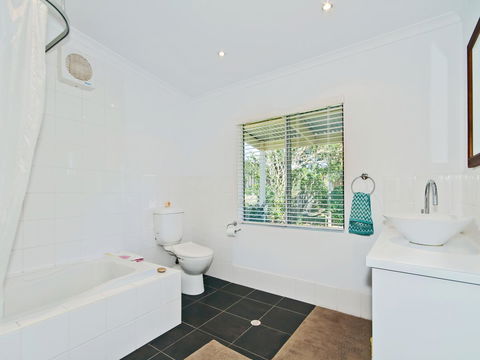 Boat House - Travel Agents 8