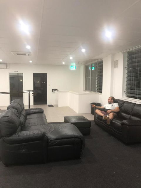 Perth City Backpackers Hostel - Note - Valid Passport Required To Check In - Travel Agents 12