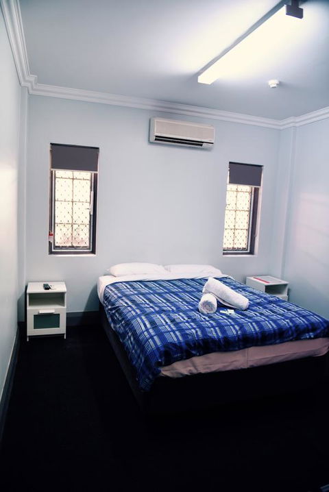 The Emperors Crown Hostel - Travel Agents 27