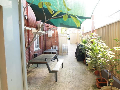 The Emperors Crown Hostel - Travel Agents 17