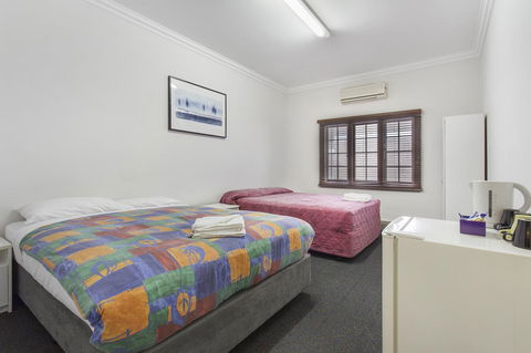 The Emperors Crown Hostel - Travel Agents 16