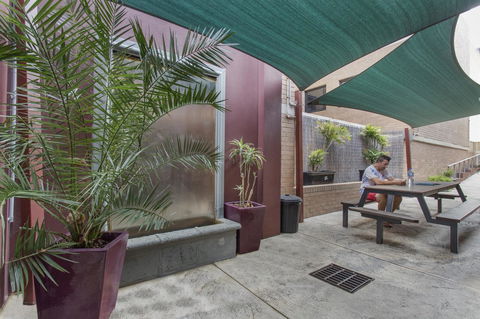 The Emperors Crown Hostel - Travel Agents 12