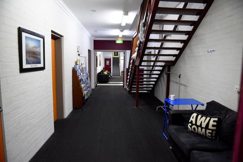 The Emperors Crown Hostel - Travel Agents 22