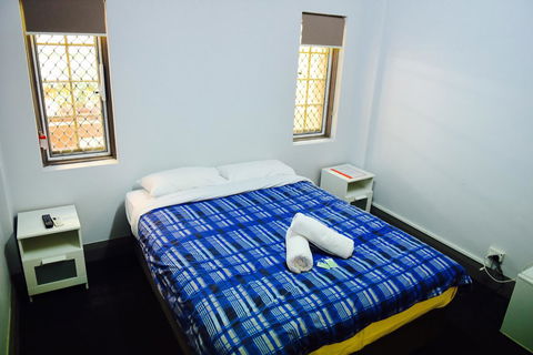 The Emperors Crown Hostel - Travel Agents 13