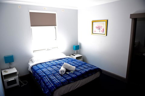 The Emperors Crown Hostel - Travel Agents 29